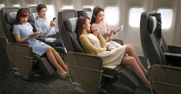Drei Frauen und ein Mann surfen im Internet an Bord einer Maschine | Credit: China Airlines
