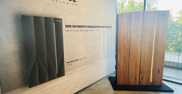 Zwei Energiespeicher im Rahmen einer Präsentation