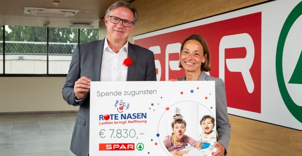 Christoph Holzer (SPAR Steiermark und Südburgenland) und Catharina Brand (ROTE NASEN Clowndoctors) bei der Übergabe der Spendensumme