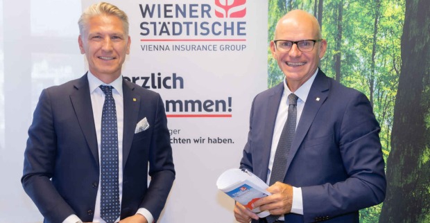 Zwei Männer lächeln
