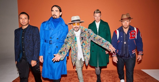 Die Backstreet Boys vor einer Leinwand