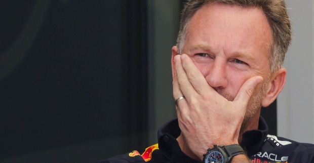 Christian Horner hält sich nachdenklich die Hand vors Gesicht.