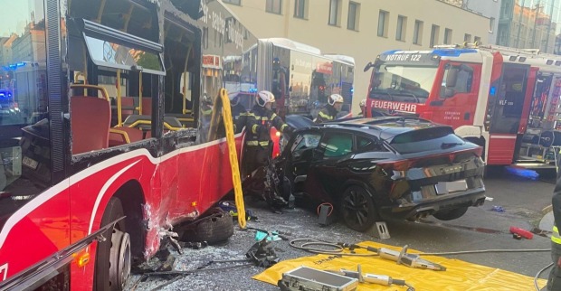 Unfall an der Kreuzung Davidgasse/Neilreichgasse, Auto steckt in Linienbus fest