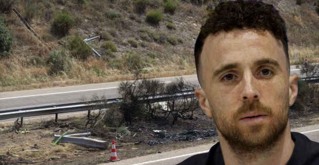 Unfallstelle an der Straße bei Zamora mit verbrannter Böschung und Leitplanke, davor Porträt von Diogo Jota, der beim Unfall ums Leben kam.