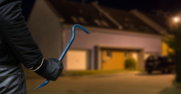 Brutaler nächtlicher Überfall: 86-Jähriger in eigenem Haus in Nassereith schwer verletzt.