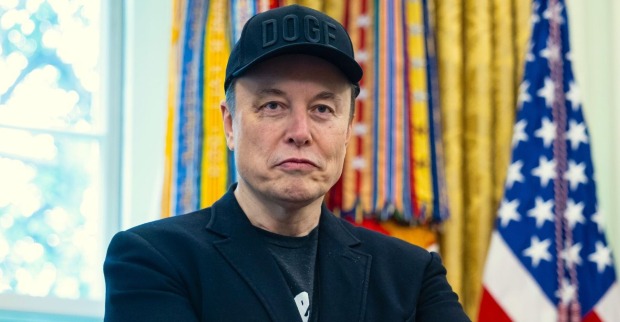 Elon Musk steht im Oval Office des weißen Hauses