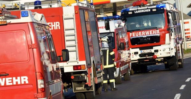 mehrere Feuerwehrwägen hintereinander aufgereiht auf der Straße