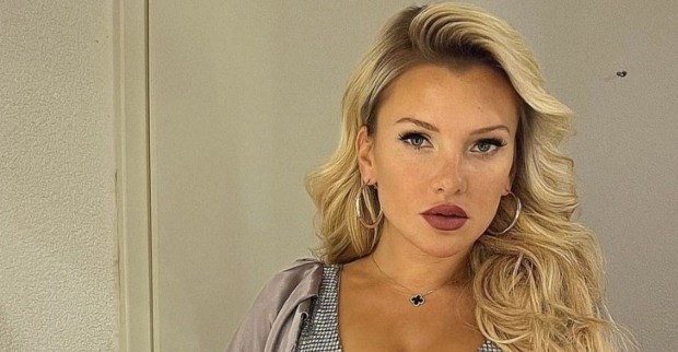 Evelyn Burdecki mit rotem Lippenstift