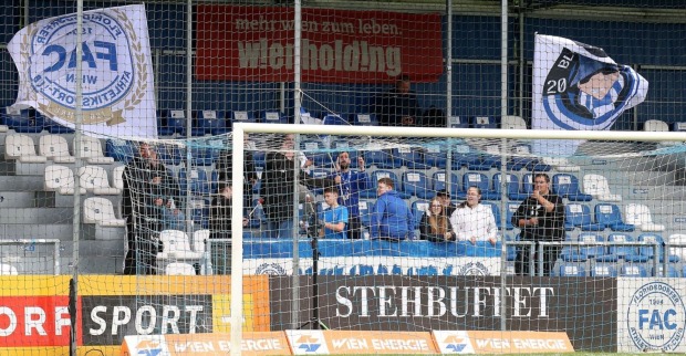 Fans des Floridsdorfer AC (FAC) während eines Ligaspiels.