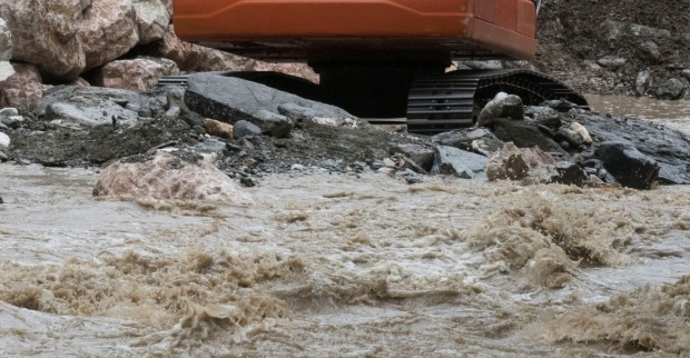 Hochwasser mit Räumfahrzeugen