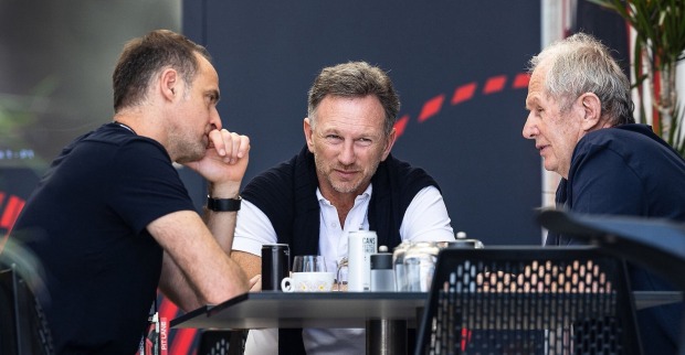 Drei Red-Bull-Verantwortliche sitzen an einem Tisch und führen ein intensives Gespräch, darunter Teamchef Christian Horner und Motorsport-Berater Helmut Marko.