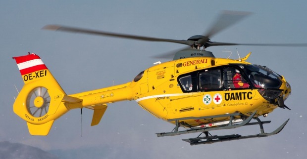 Gelber Rettungshubschrauber des ÖAMTC in der Luft