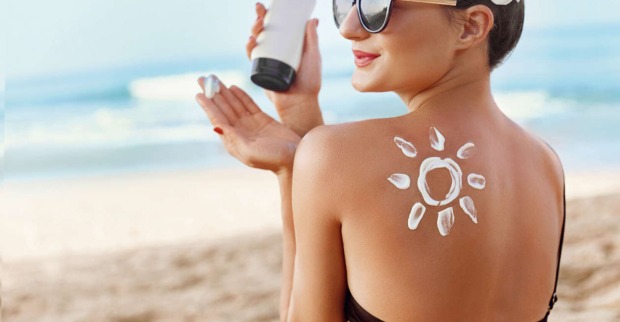 Eine Frau mit Sonnencreme