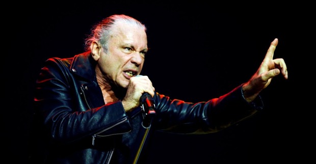Bruce Dickinson (Iron Maiden) bei einem Konzert in der Veltins Arena in Gelsenkirchen.