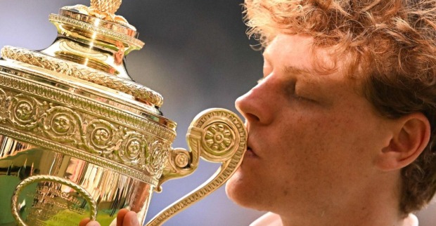 Jannik Sinner mit der Trophäe von Wimbledon am 13.07.2025