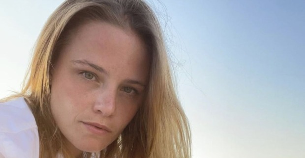 Jasna Fritzi Bauer blickt ernst in die Kamera