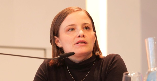 Schauspielerin Jasna Fritzi Bauer spricht in ein Mikrophon