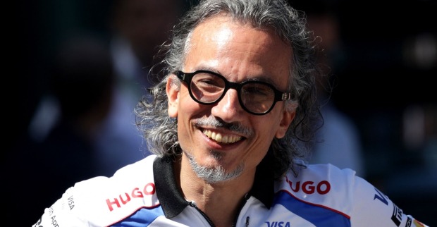 Porträt von Laurent Mekies mit Brille und leicht grauem Haar, lächelnd im Racing-Bulls-Teamoutfit.