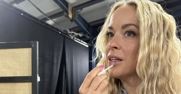 Marina Hoermanseder trägt Lipgloss auf
