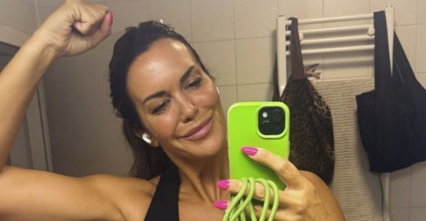 Martina Reuter zeigt ihren Bizeps im Bad