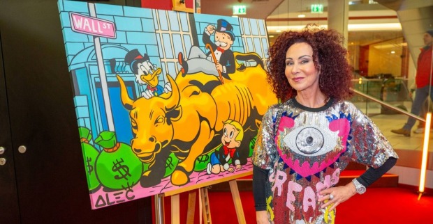 Mausi Lugner posiert mit einem Kunstwerk