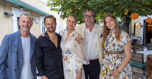 Christoph Jung und Philipp Hochmair mit Karoline, Michael und Lara Kühlwein