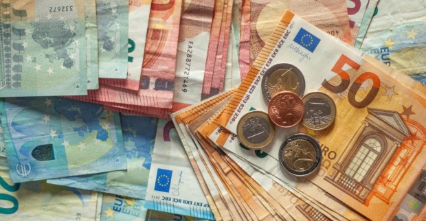 Euro-Banknoten und Münzen liegen nebeneinander, illustrieren Kosten und mögliche Rückerstattungen bei Mietverträgen mit unzulässigen Wertsicherungsklauseln.