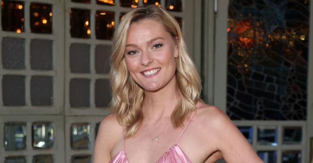 Miriam Höller in einem rosa Kleid