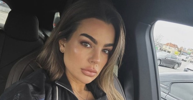 Nadine Mirada im Auto