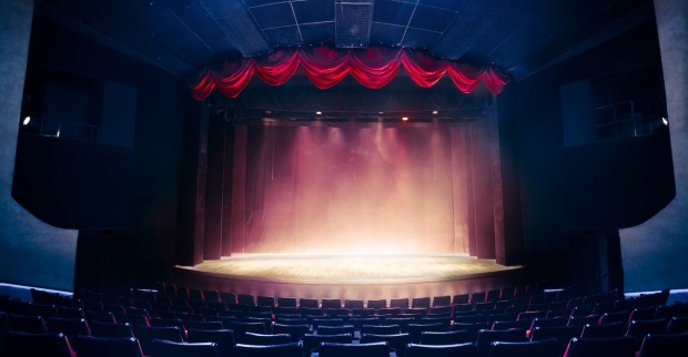 Ein Theaterbühne mit Scheinwerfer.