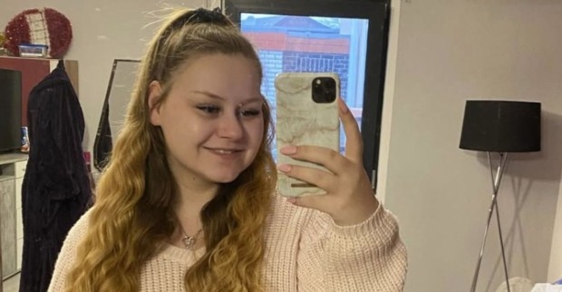 Sarah-Jane Wollny macht ein Foto im Spiegel