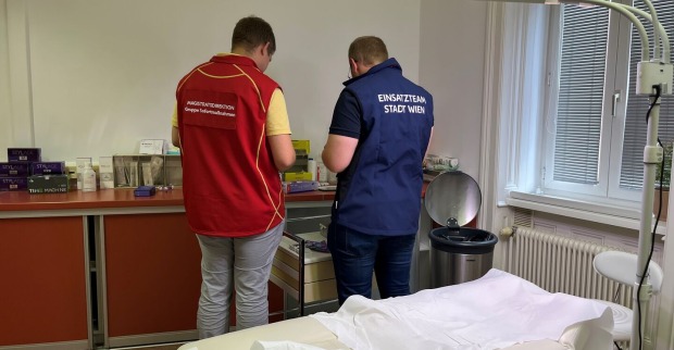 Gruppe Sofortmaßnahmen deckt illegale Schönheitsklinik in Wien Simmering auf