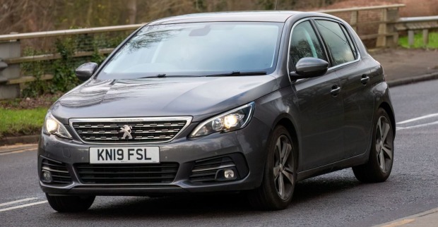 Ein grauer Peugeot 308 des Konzerns Stellantis auf einer britischen Straße