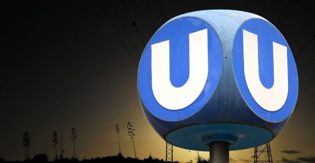 U-Bahn-Symbol in Wien bei Sonnenuntergang, Symbolbild für Stromausfall und Öffi-Störungen.