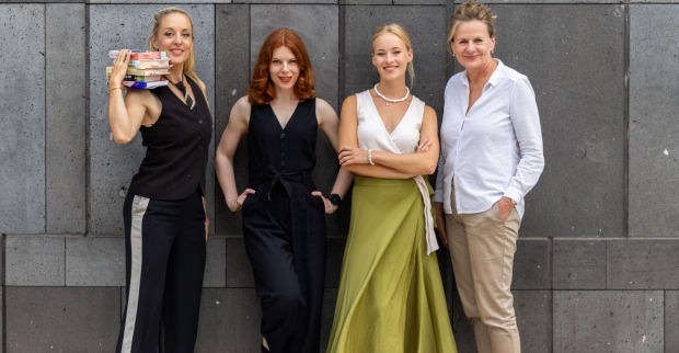 Vier Frauen vor einer grauen Wand im Wiener Museumsquartier