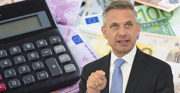 Ein Mann im Anzug spricht gestikulierend vor einem Hintergrund aus Euro-Scheinen und einem Taschenrechner – Symbolbild für Pensionsverlust durch Teilzeitarbeit.