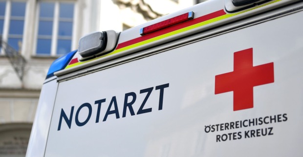 Heck eines Notarztfahrzeugs des Österreichischen Roten Kreuzes mit rotem Kreuz-Symbol und der Aufschrift „NOTARZT“.