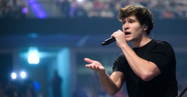 Wincent Weiss singt in ein Mikrophon