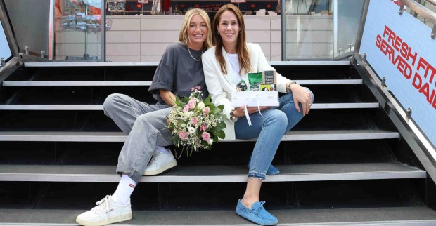 Zwei Frauen sitzen nebeneinander auf einer Treppe