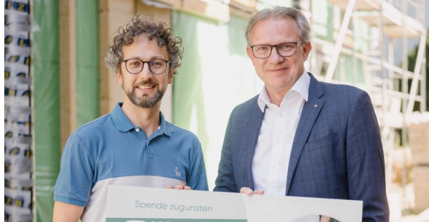 Zwei Männer lächeln in die Kamera