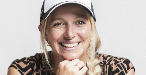 Biatheltin Lisa Hauser mit weißer Baseballkappe