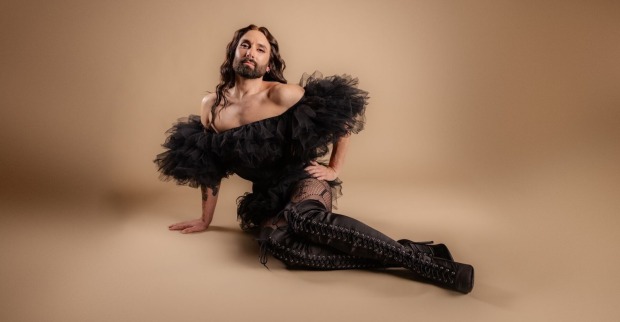 Austro-Star Conchita Wurst in schwarzen Schnürstiefeln und Tüll-Top