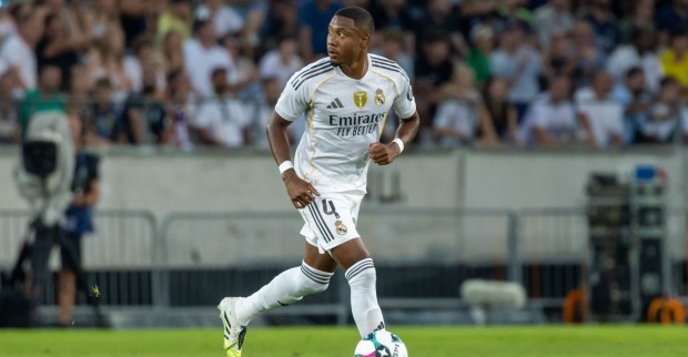 David Alaba feiert Comeback, wird im Mittelfeld eingesetzt und zeigt sich fast bei 100 %.