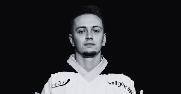 Der verstorbene Eishockey-Spieler Richard "Richi" Höller in schwarz-weiß auf einem Spielerfoto der Danube Ducks