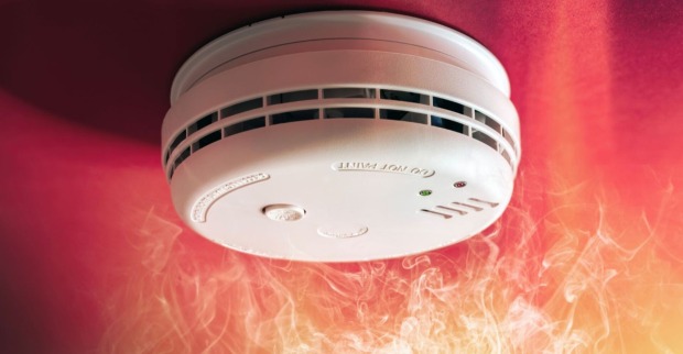 Rauchmelder während eines Brandes in einer Wohnung