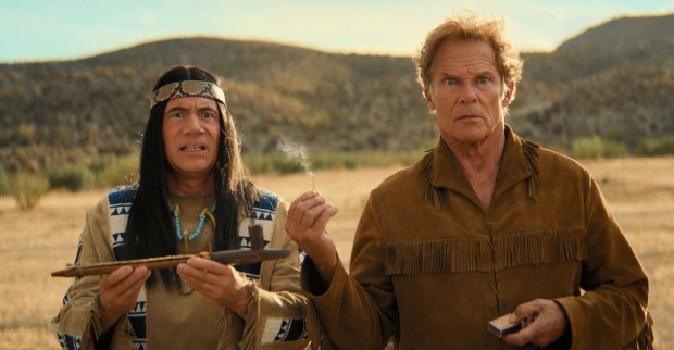 Abahachi (Michael Bully Herbig) und Ranger (Christian Tramitz) stehen in der Wüste. Abahachi hält eine Friedenspfeife, Ranger ein Streichholz.