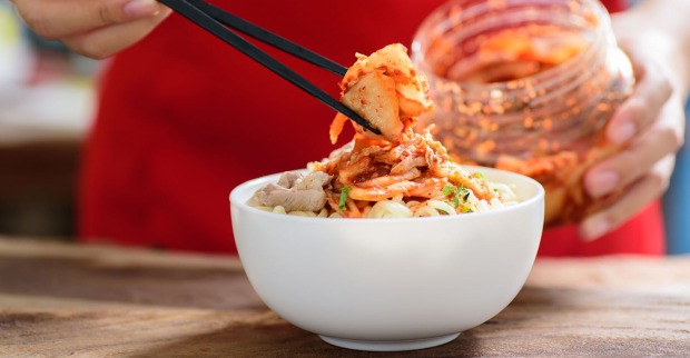 Kimchi in einer weißen Schale | Credit: iStock.com/Nungning20