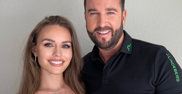 Laura Wendler und Michael Wendler lächeln gemeinsam in die Kamera, beide in Freizeitkleidung vor heller Wand.