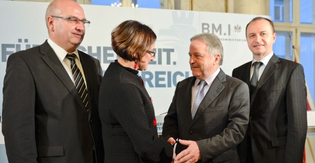 Ex-Bundesligapräsident Hans Rinner, Ex-Innenministerin Johanna Mikl-Leitner, Ex-ÖFB-Präsident Leo Windtner und Konrad Kogler, Ex-Generaldirektor für öffentliche Sicherheit im Innenministerium, am Dienstag, 10. Dezember 2013, anl einer PK zum Thema "Innenministerium, ÖFB und Bundesliga verstärken Zusammenarbeit zur Bekämpfung von Wettspielkriminalität und Spielmanipulationen" in Wien