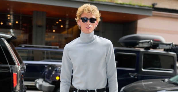 Machine Gun Kelly im grauen Pullover in New York